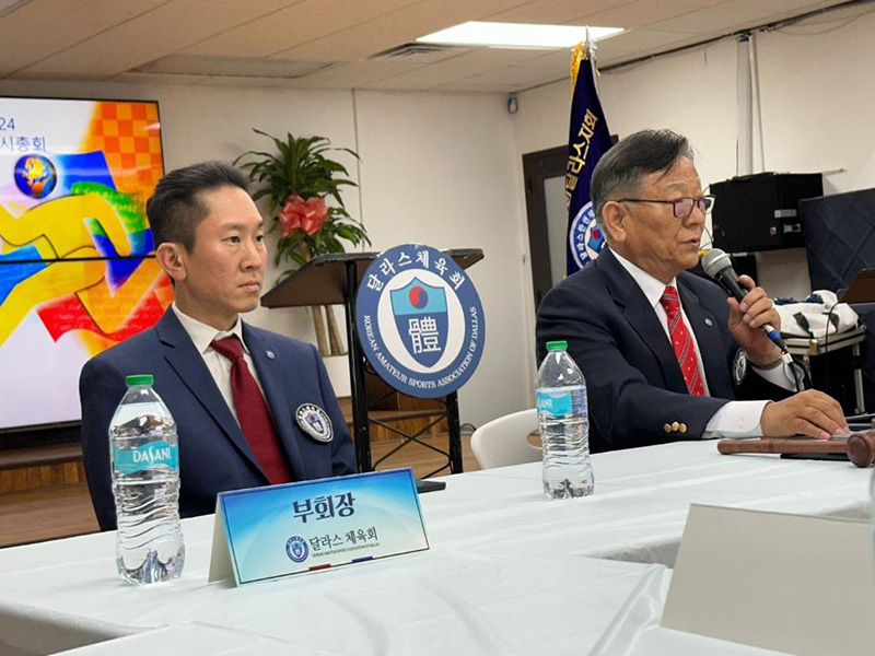 크리스 김 신임 회장(좌측), 황철현 전 회장(우측)